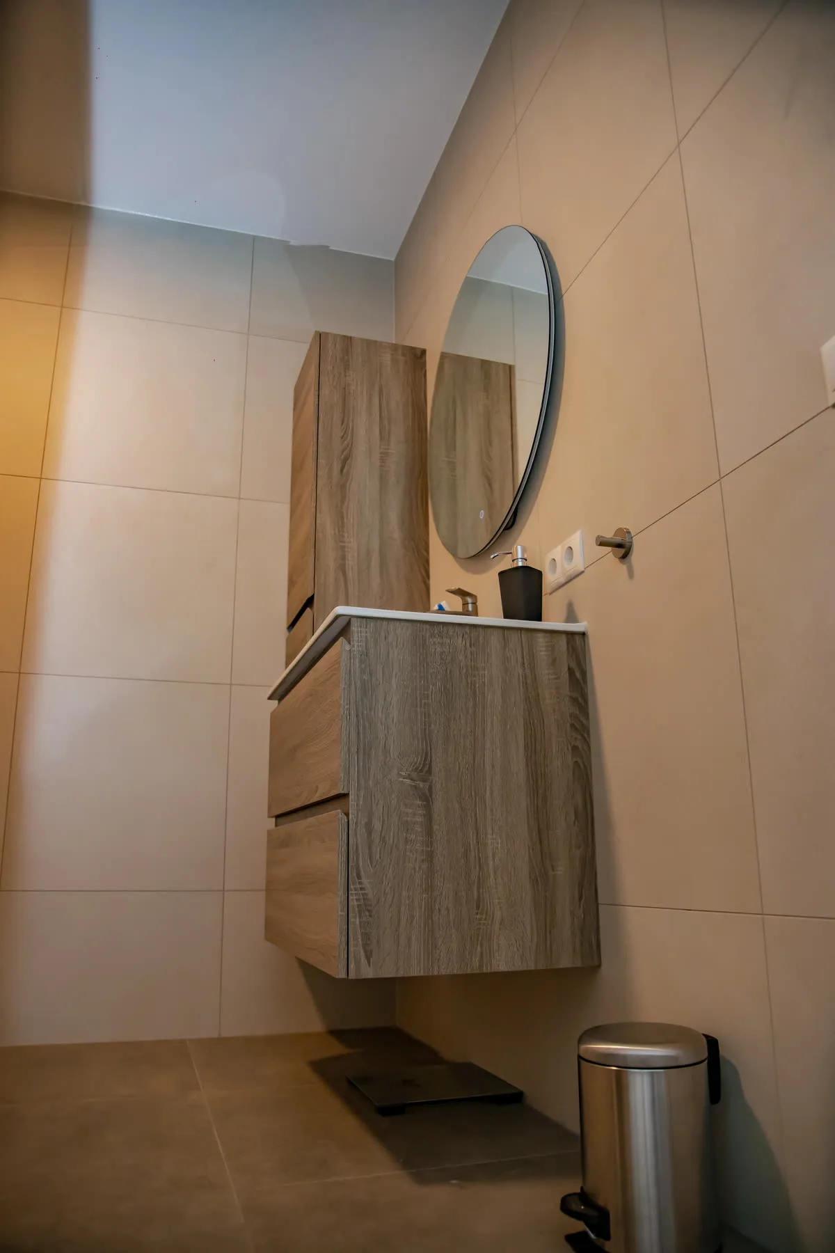 Moderne eigen badkamer met inloopdouche