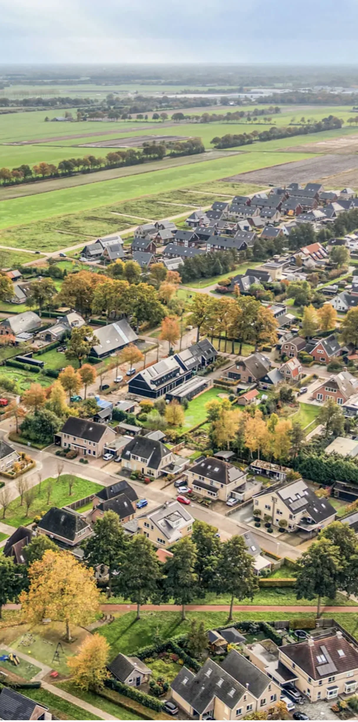 Luchtfoto van Nijeveen in herfstkleuren, met Zorgvilla Nova midden in het dorp