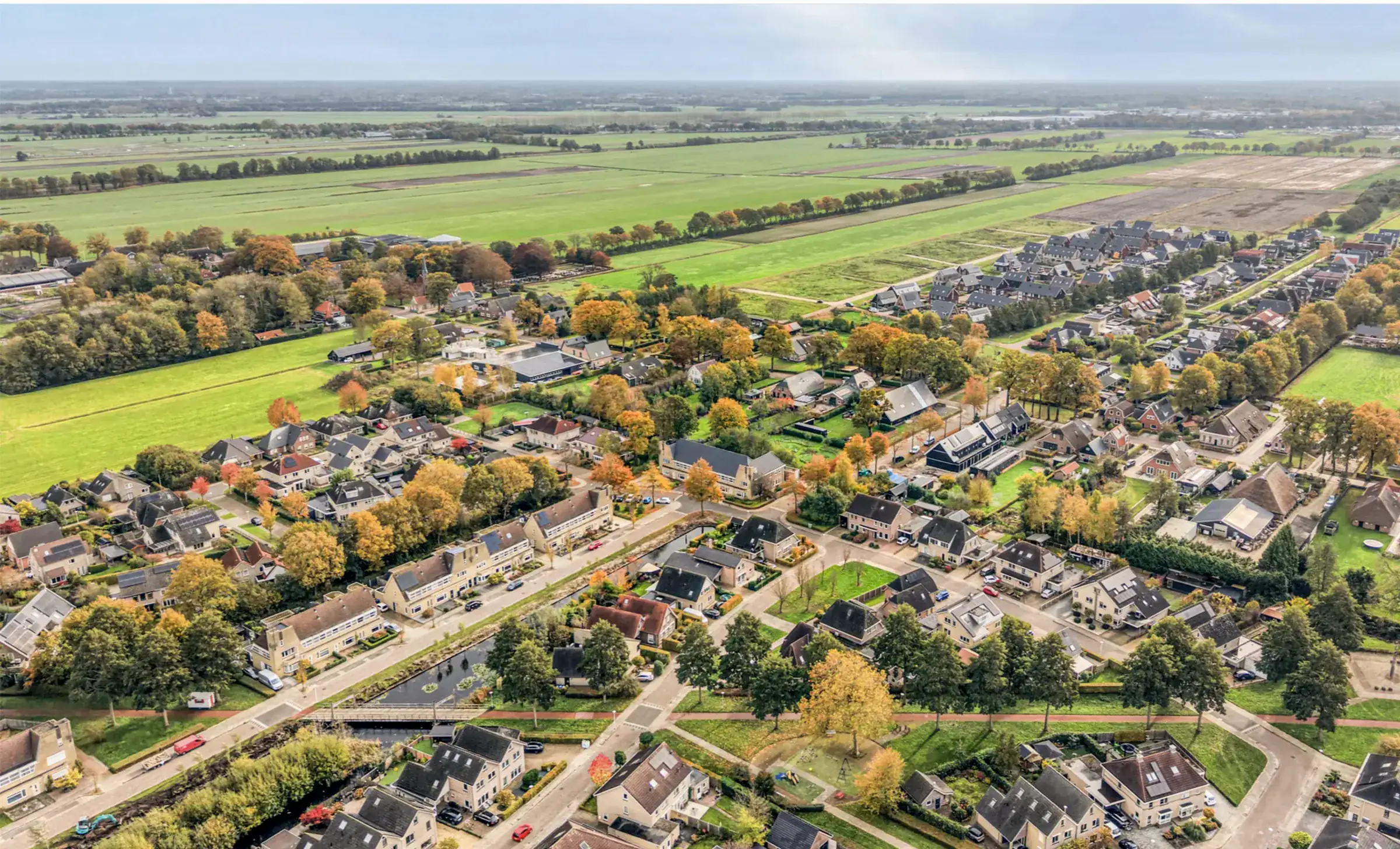 Luchtfoto van Nijeveen in warme herfstkleuren, met Zorgvilla Nova midden in het dorp