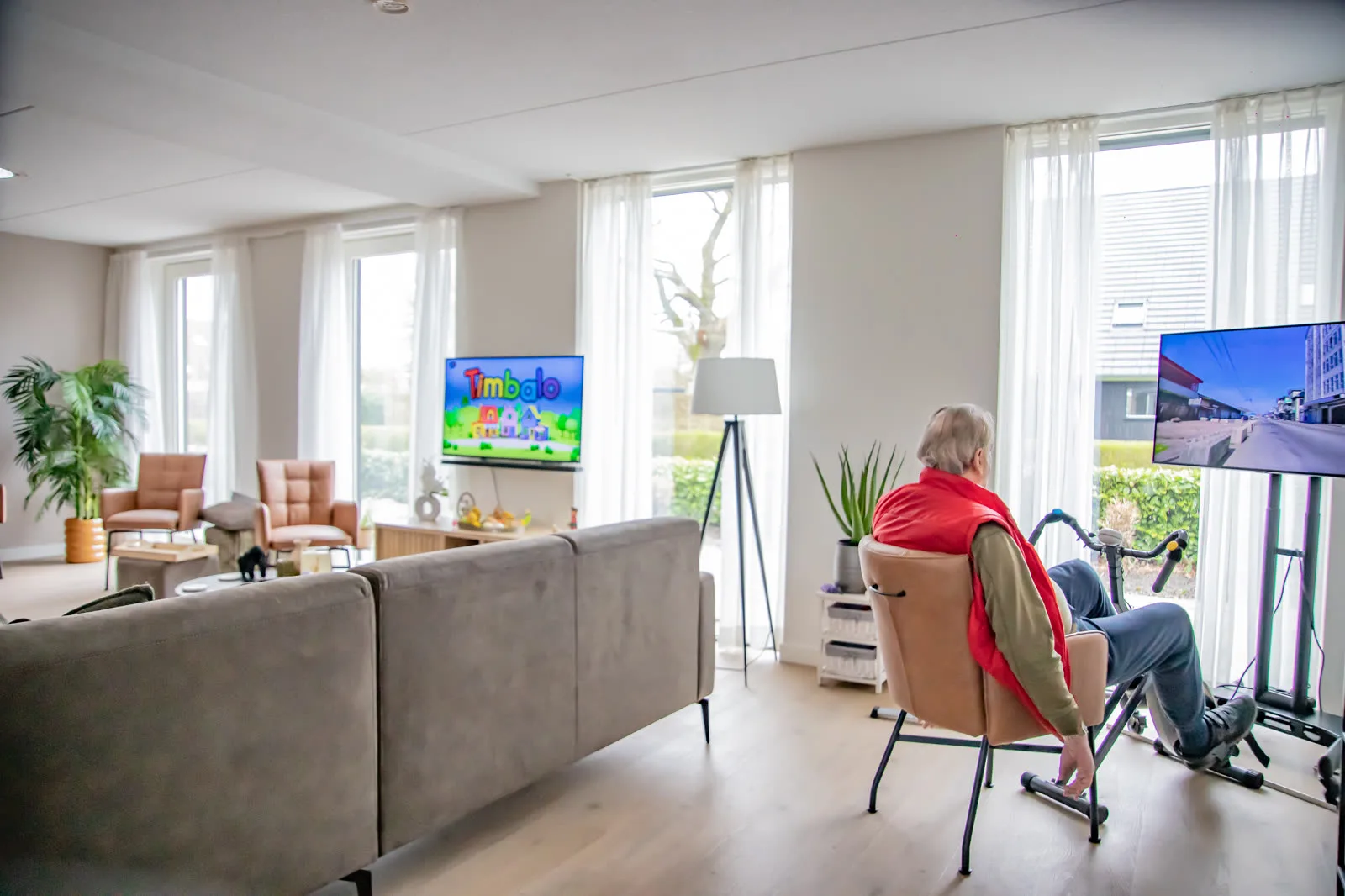 Een bewoner in beweging in de lichte huiskamer
