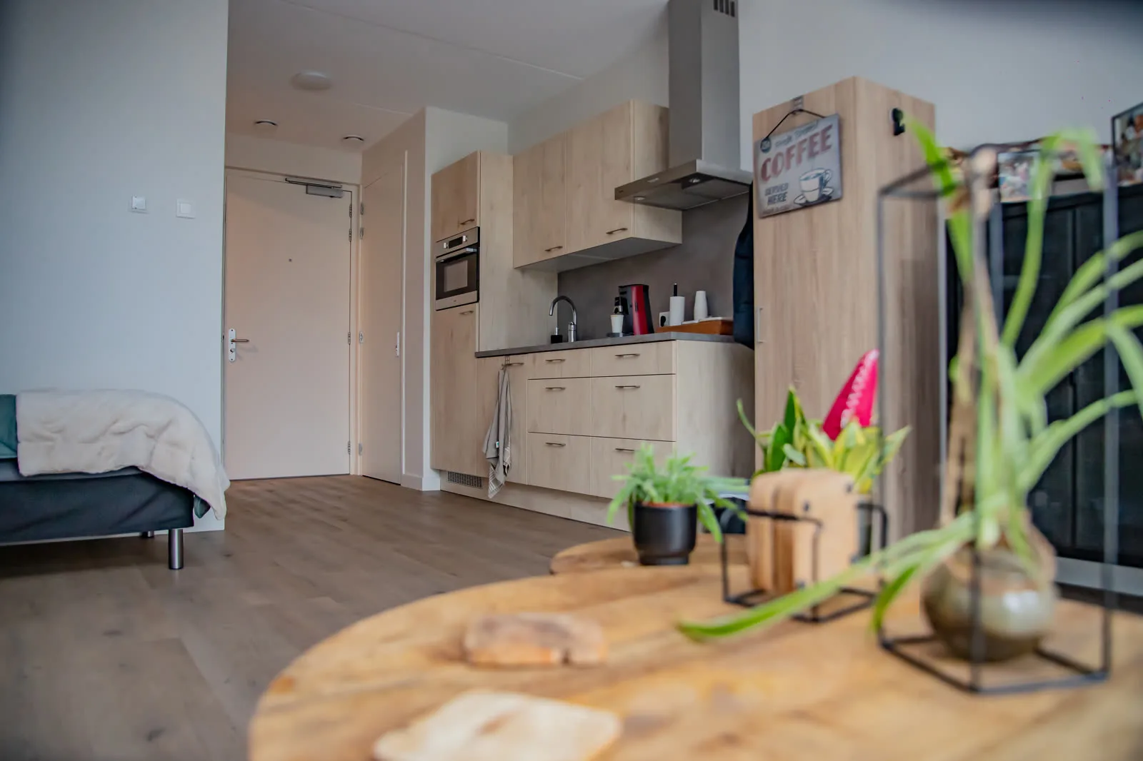 Eigen keukenblok met oven en koelkast in een studio
